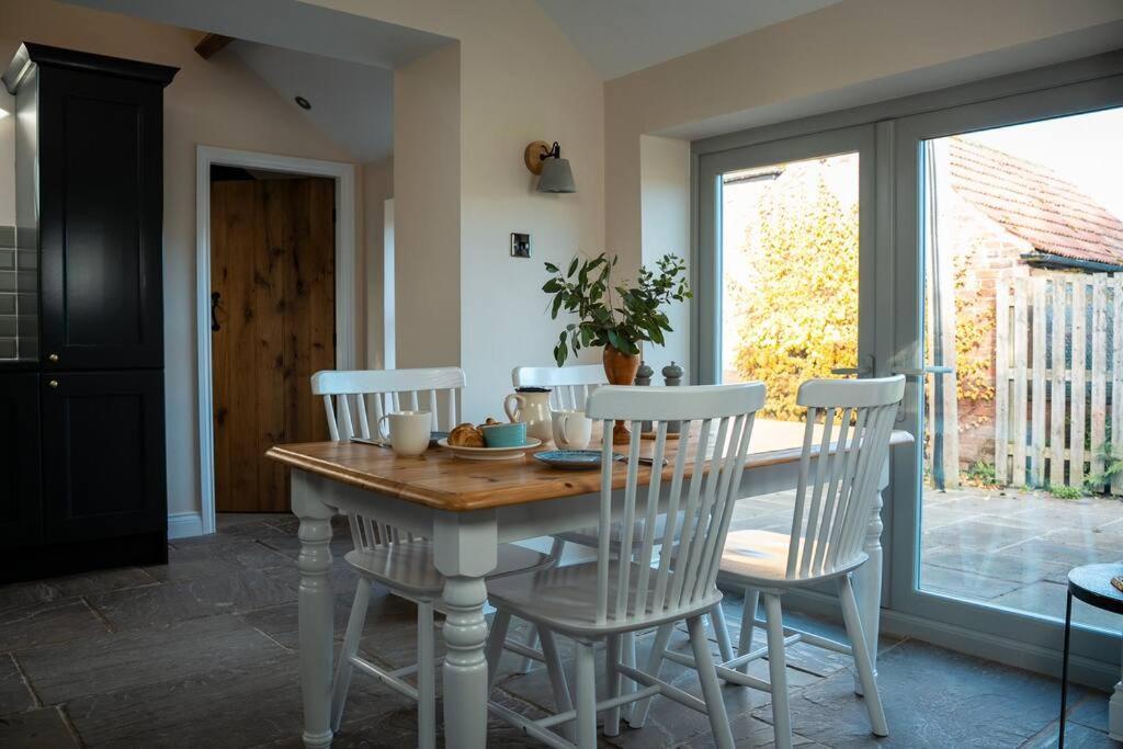 The Stables, Converted Barn Outside York Exterior foto
